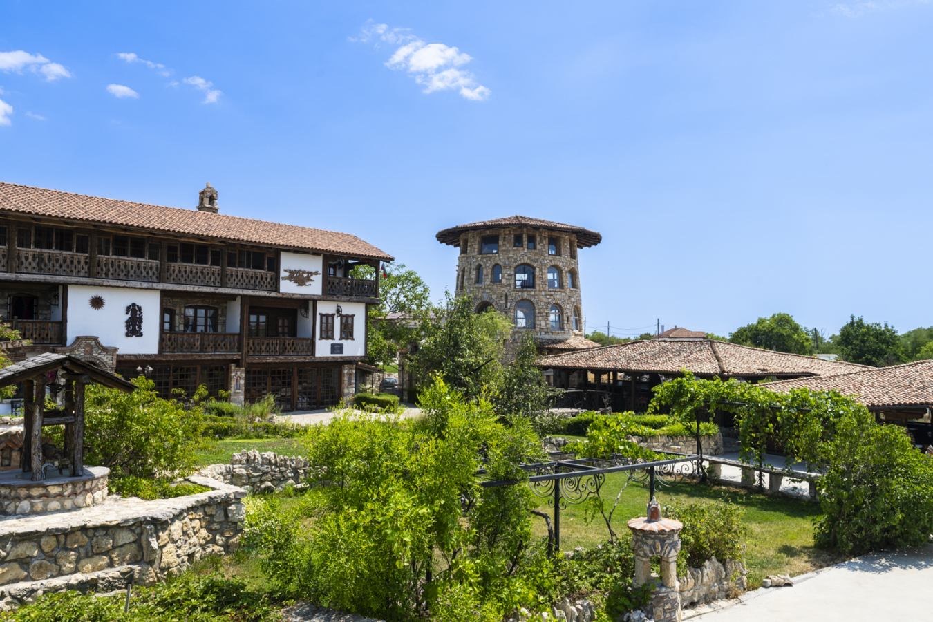 Дворът на Калимански Хан с кулата